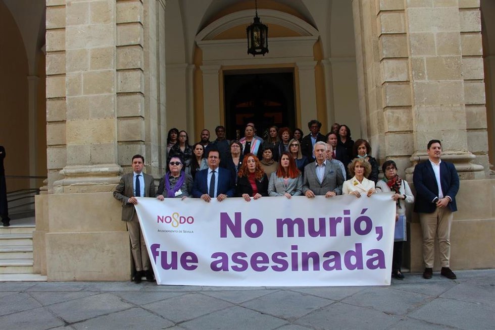 Minuto de silencio por el crimen machista de Benalmádena