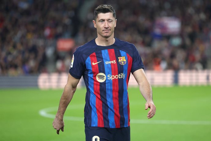 05 November 2022, Spain, Barcelona: Barcelona'S Robert Lewandowski warms up prior to the start of the Spanish Primera Division soccer match between FC Barcelona and UD Almeria at Spotify Camp Nou. Photo: Gerard Franco/DAX via ZUMA Press Wire/dpa