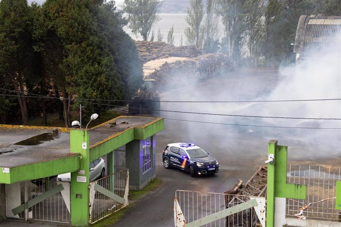 Un coche de policía a la entrada de la antigua fábrica de Pontesa, a 7 de noviembre de 2022, en Ponte Sampaio, Pontevedra, Galicia (España). El incendio se desató ayer domingo 6 de noviembre en las instalaciones empleadas por el Grupo Nogar para el alma