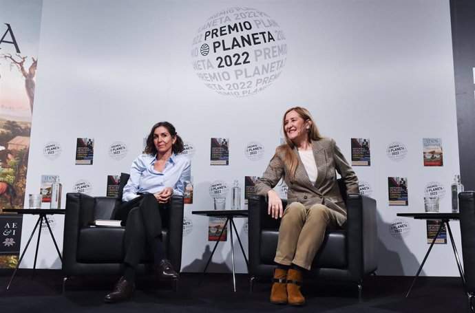 La finalista del Premio Planeta 2022, Cristina Campos (i) y la ganadora del Premio Planeta 2022, Luz Gabás (d), en la presentación de la novela ganadora y finalista del Premio Planeta, en el Instituto Cervantes, a 8/11/2022, en Madrid (España). 
