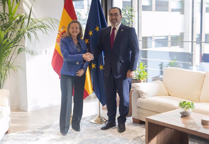 La vicepresidenta primera y ministra de Asuntos Económicos, Nadia Calviño, con el presidente ejecutivo de CAF, en la sede del Ministerio, a 8 de noviembre de 2022, en Madrid (España).