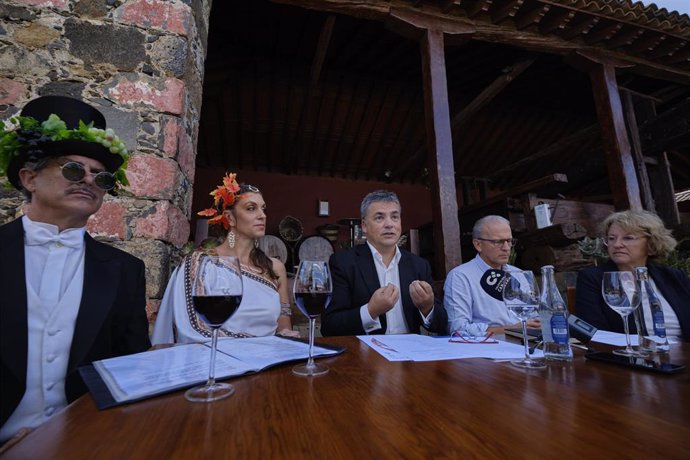 El consejero de Agricultura, Ganadería y Pesca del Cabildo de Tenerife, Javier Parrilla, inaugura el mes del vino en la Casa del vino