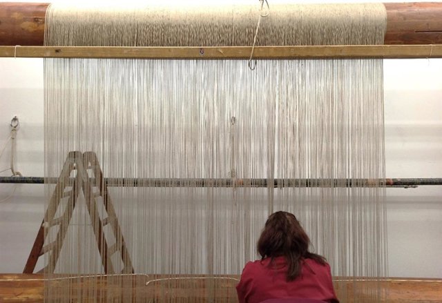 Nudo español, repaso de los hilos de urdimbre.