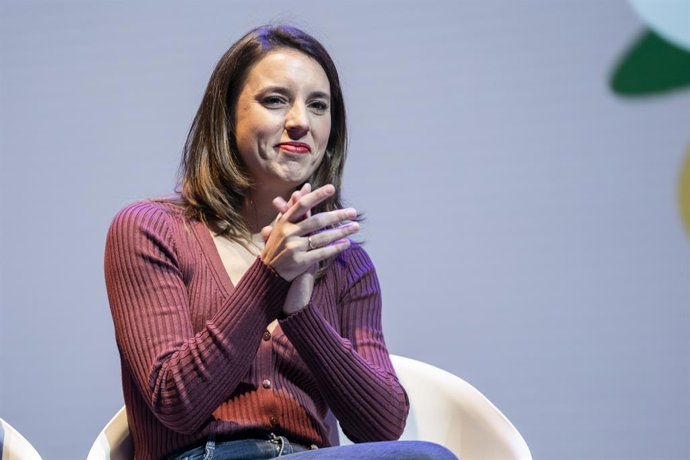 La ministra de Igualdad, Irene Montero, en el acto de de la 'Uni de otoño' en el Teatro Coliseum, a 6 de noviembre de 2022, en Madrid (España). Podemos finaliza la celebración de su 'Uni de Otoño', uno de los principales foros ideológicos de la formació