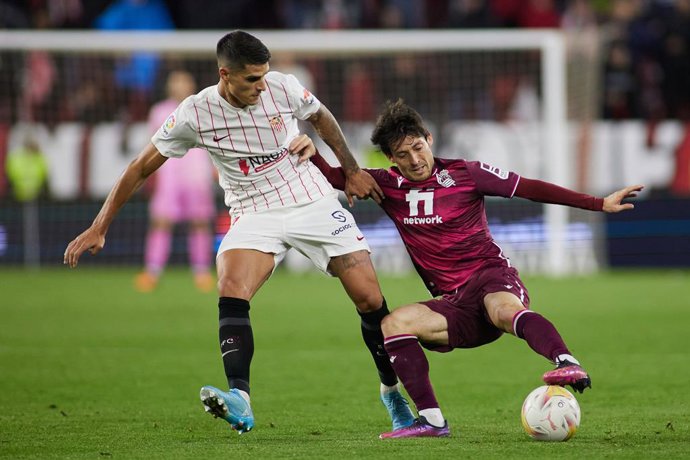 Archivo - Erik Lamela of Sevilla FC and David Silva of Real Sociedad in action during the spanish league, La Liga Santander, football match played between Sevilla FC and Real Sociedad at Ramon Sanchez-Pizjuan stadium on March 20, 2022, in Sevilla, Spain.