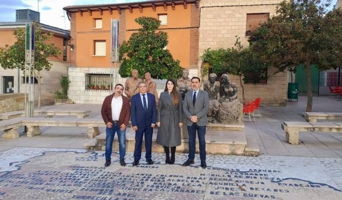 El consejero de Servicios Sociales y Gobernanza Pública, Pablo Rubio, y el presidente del Parlamento de La Rioja, Jesús María García, han firmado dos convenios de colaboración con la alcaldesa de Santa Coloma, Silvia Amutio