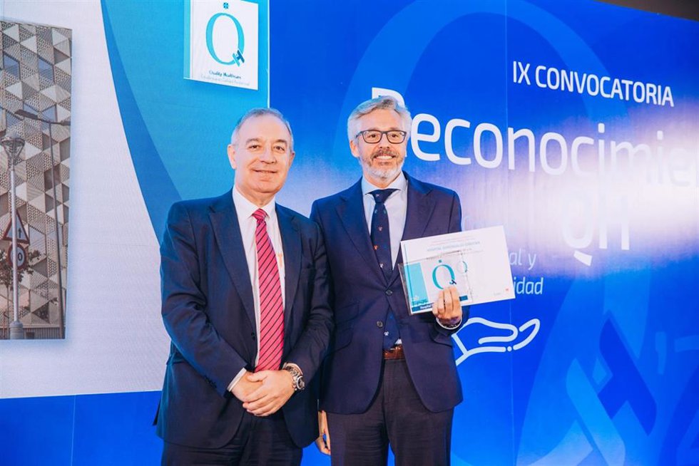 El director médico del Hospital Quirónsalud Córdoba, Rafael Cuenca (dcha.), junto a José Soto, presidente de Sedisa.