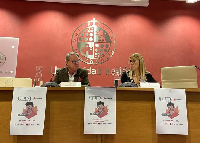 El presidente del Consejo Social de la Universidad de Jaén (UJA), Francisco Vañó, y la directora provincial de Intervención Social de Cruz Roja Española en Jaén, M Eugenia Castr, presentan 'Filia'