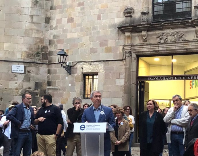 El conseller de Educación de la Generalitat, Josep Gonzlez-Cambray, y a su lado la alcaldesa de Barcelona, Ada Colau, en el acto para anunciar que la Escola Sant Felip Neri de Barcelona pasa a la red pública, a 8 de noviembre de 2022.