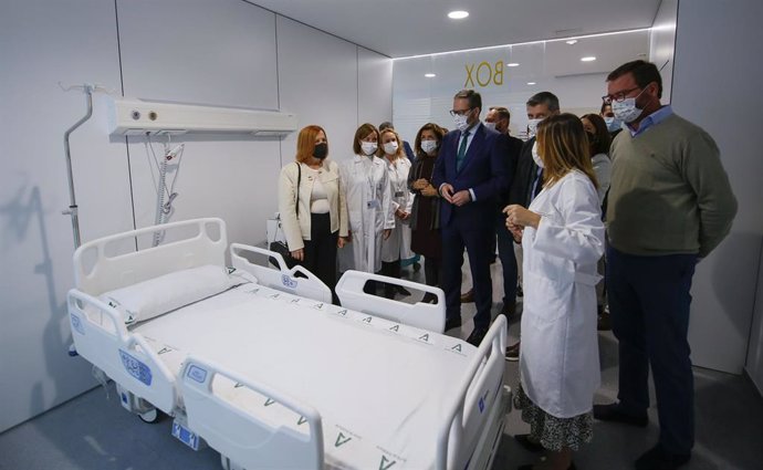 Adolfo Molina (centro) en la visita al Hospital de Palma del Río.
