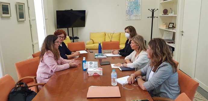 Isabel Paredes, delegada territorial de Educación en Cádiz, reunida con la representante de Fedapa en la provincia