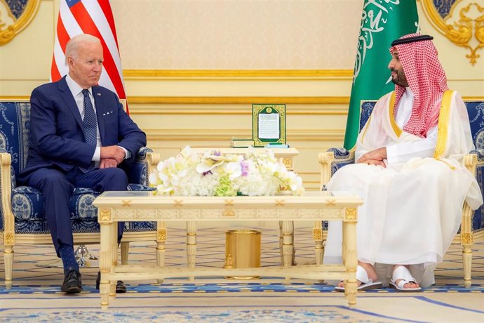 Archivo - El presidente de Estados Unidos, Joe Biden, y el príncipe heredero Mohamed bin Salmán
