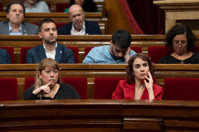 La consellera de Justícia, Drets i Memria de la Generalitat, Gemma Ubasart (d), i la consellera de Cultura  Natlia Garriga (e)