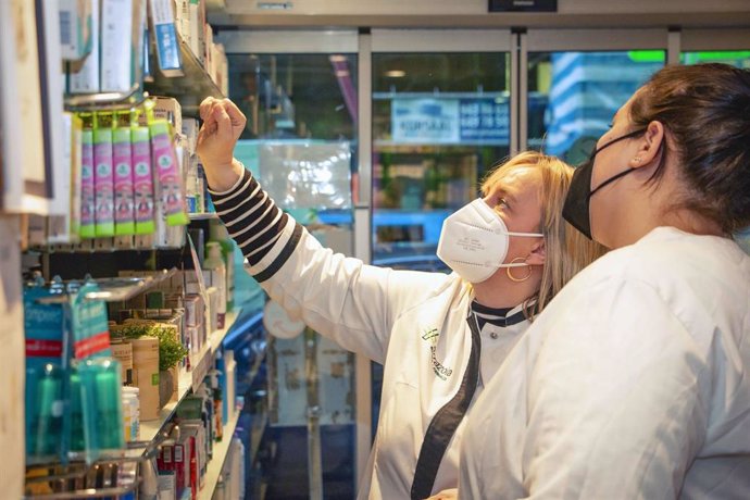 Archivo - Una farmacia en San Sebastián