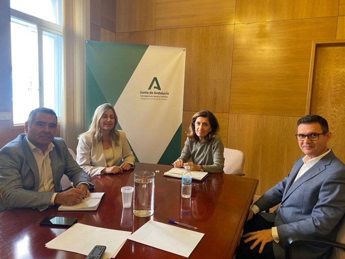 La delegada de Salud y Consumo de la Junta de Andalucía, María Jesús Botella (centro), en su reunión con el Colegio de Veterinarios de Córdoba.