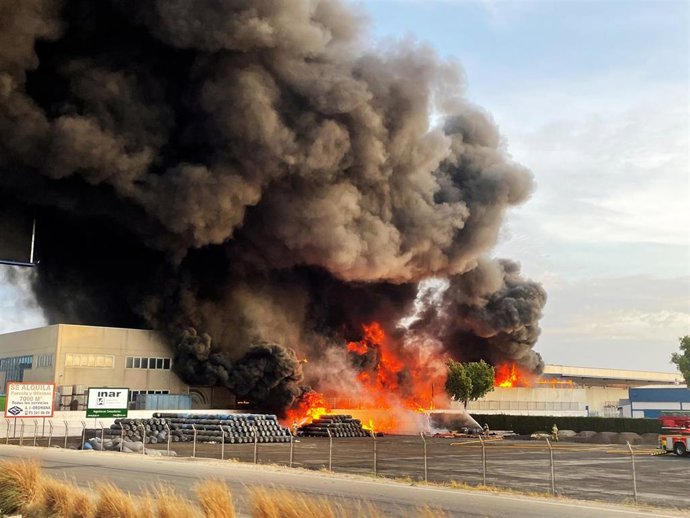 Archivo - Incendio en una nave de Alcalá de Guadaíra en una imagen de archivo