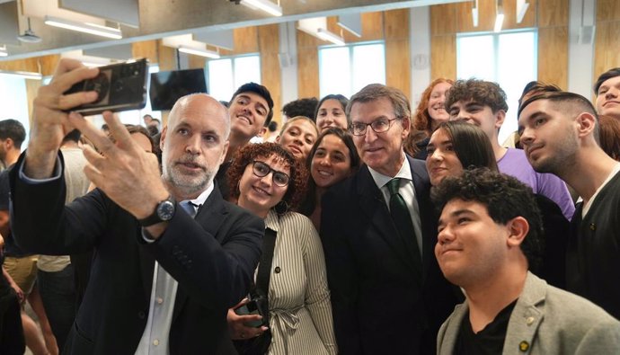 El líder del PP, Alberto Núñez Feijóo, tras un diálogo con el jefe de gobierno de la ciudad autónoma de Buenos Aires, Horacio Rodríguez Larreta, organizado por el Club de Políticas.  En Buenos Aires, 7 de noviembre de 2022.