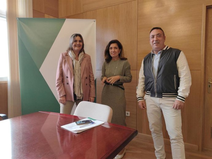 Botella (centro), entre Borrego y Damas, en la Delegación de Salud.