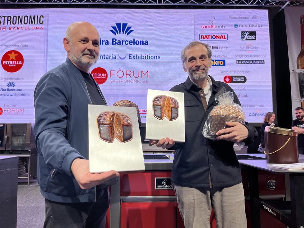 Los pasteleros Eric Ortuño y Daniel Jord ganan el concurso de panettones artesanales del Gremi de Pastisseria de Barcelona.
