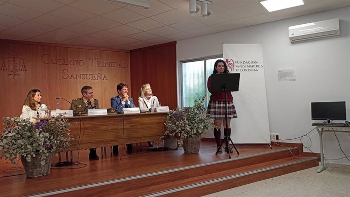 La ganadora provincial del 9 Concurso Escolar 'Carta a un Militar Español en Córdoba.