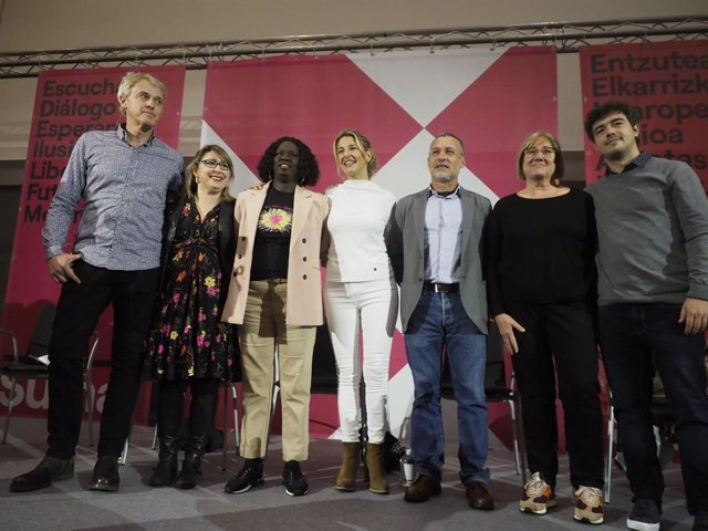 La vicepresidenta segunda del Gobierno, Yolanda Díaz, al inicio de un acto de la plataforma Sumar este martes en Pamplona, al que han asistido más de 300 personas, entre ellas dirigentes de Podemos Navarra y de IUN.