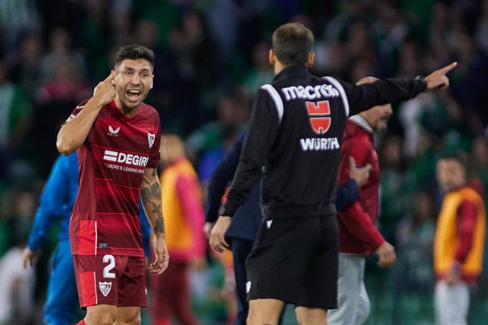 Gonzalo Montiel se dirige al cuarto árbitro tras su expulsión en el derbi ante el Betis