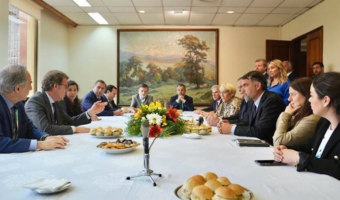El presidente del PP, Alberto Núñez Feijóo, se reúne con representantes de la coalición Chile Vamos.