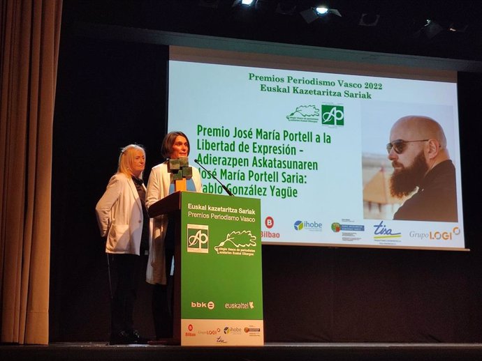 La pareja de Pablo González recoge el Premio José María Portell a la Libertad de Expresión