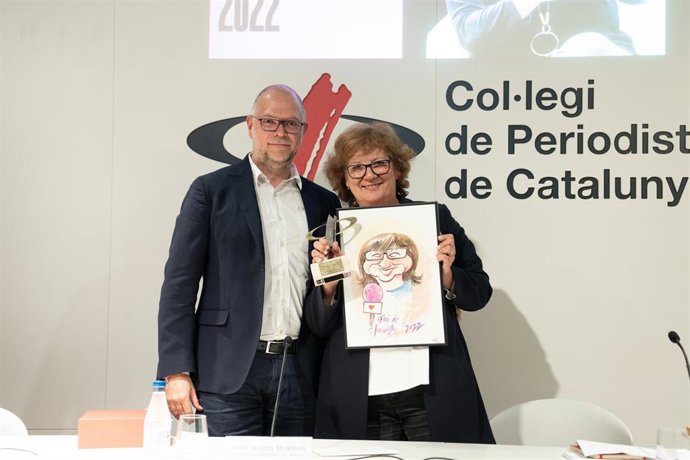El decano del Collegi de Periodistes, Joan Maria Morros, entrega a la periodista Olga Viza el premio Ofici de Periodista 2022.