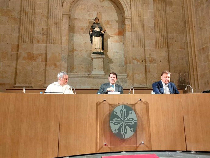 El presidente de la Junta de Castilla y León, Alfonso Fernández Mañueco (centro), en las 'Conversaciones de San Esteban' en Salamanca
