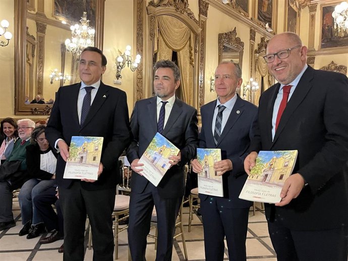 Presentado el libro del 50 aniversario de la Facultad de la Filosofía y Letras de la UCO