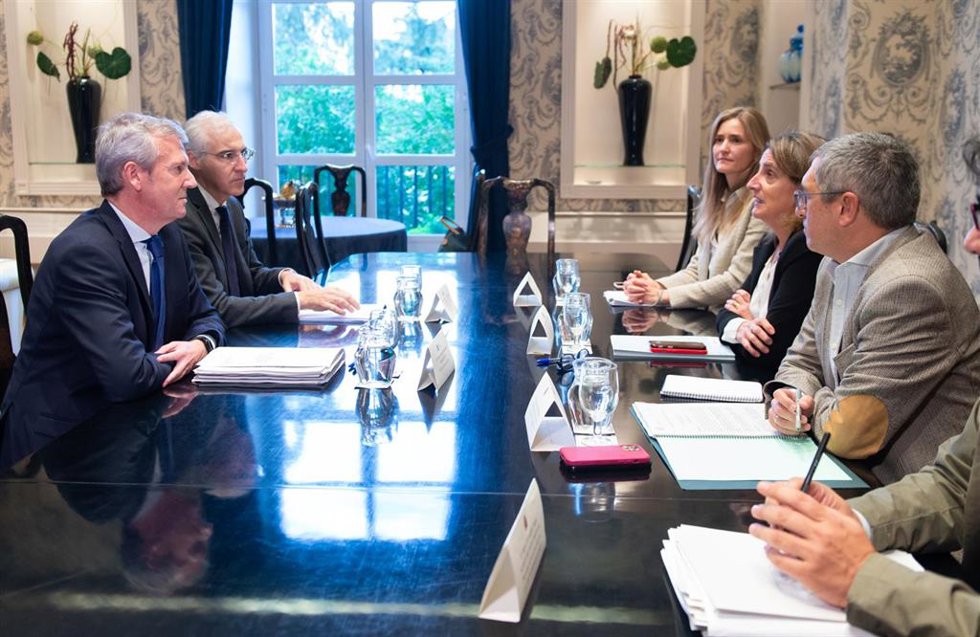 El presidente del PP de Galicia, Alfonso Rueda (1i); el vicepresidente primero y conselleiro de Economía, Industria e Innovación, Francisco Conde (2i); la vicepresidenta tercera y ministra de Transición Ecológica y Reto Democrático, Teresa Ribera (2d),