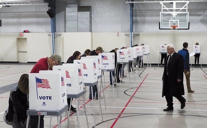 08 November 2022, US, Sergeant Bluff: People cast their votes at the Sergeant Bluff Community Center during the 2022 US midterm general election. Photo: Jerry Mennenga/ZUMA Press Wire/dpa