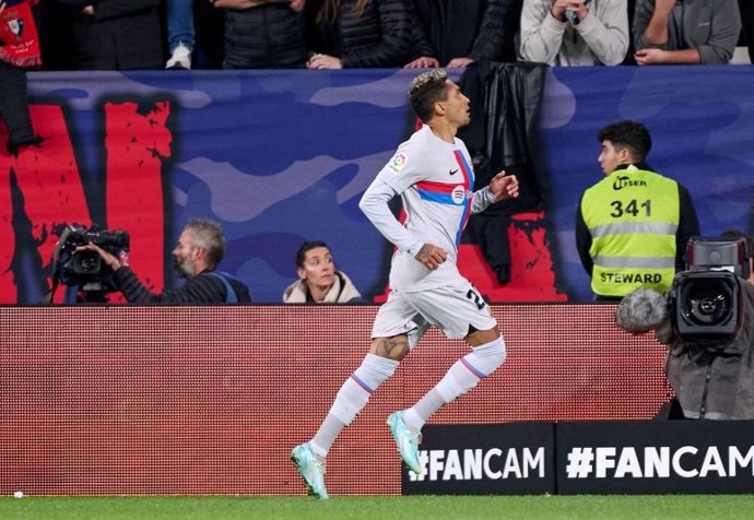 Raphinha celebra el 1-2 en el Osasuna-FC Barcelona de LaLiga Santander 2022-2023