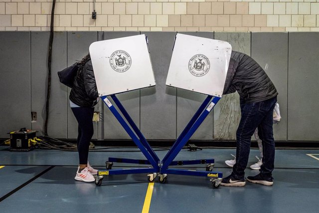 Votantes acuden a las urnas en las 'midterm' estadounidenses