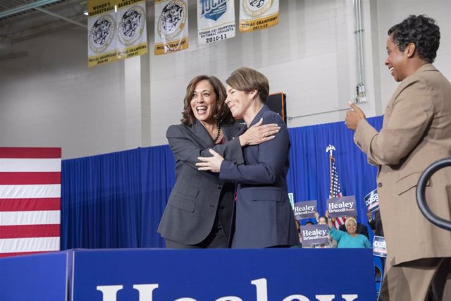 La vicepresidenta de EEUU, Kamala Harris, con la nueva gobernadora de Massachusetts, Maura Healey