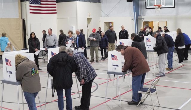 La gente espera en la cola de una cabina de votación mientras otros emiten su voto en el Centro Comunitario del Sargento Bluff durante las elecciones generales de mitad de mandato de 2022 en EEUU.