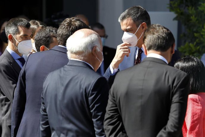 Archivo - El presidente del Gobierno, Pedro Sánchez, a la entrada de los laboratorios farmacéuticos del Grupo Rovi, en Granada, el pasado 14 de mayo de 2021