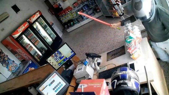 Imagen captada por las cámaras de seguridad de uno de los atracados perpetrados por los dos detenidos por la Guardia Civil.