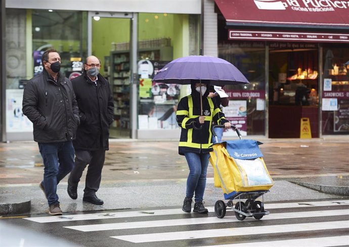 Archivo - Varias personas con paraguas en Santander