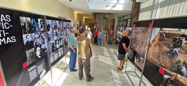 Archivo - Imagen de archivo de la exposición 'Pico Reja. La tierra habla' en el centro cívico La Ranilla.