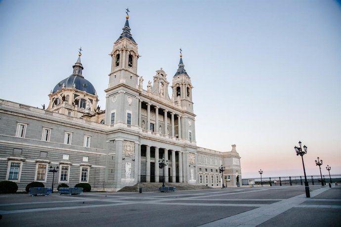 Archivo - Catedral de la Almudena, en Madrid (España).