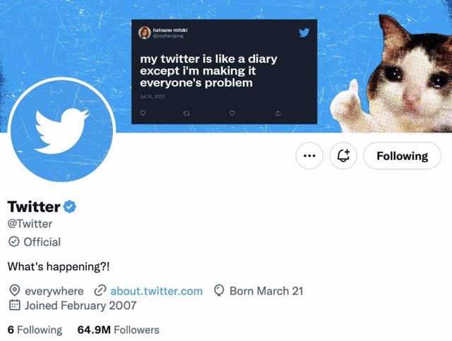 Perfil de Twitter con insignia azul y etiqueta de cuenta oficial