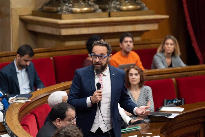 El conseller Juli Fernández durante la sesión de control.