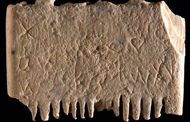 Peine de marfil con la inscripción cananea