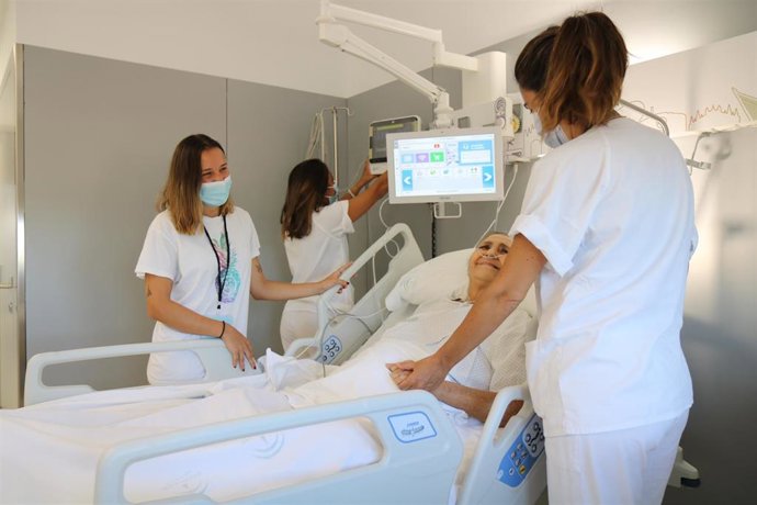 Personal del Virgen del Rocío atendiendo a una paciente.