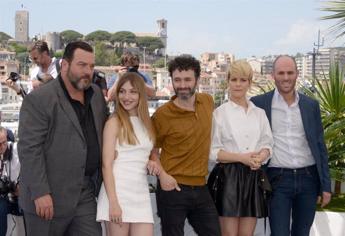 Archivo - Denis Ménochet, Marie Colomb, el director Rodrigo Sorogoyen, Marina Fos y Diego Anido asisten al photocall de ''As Bestas'' durante la 75 edición del festival de cine de Cannes