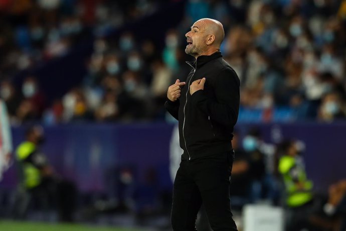 Archivo - Paco Lopez, head coach of Levante UD, gestures during the Santander League match between Levante UD and RC Celta de Vigo at the Ciutat de Valencia Stadium on September 21, 2021, in Valencia, Spain.