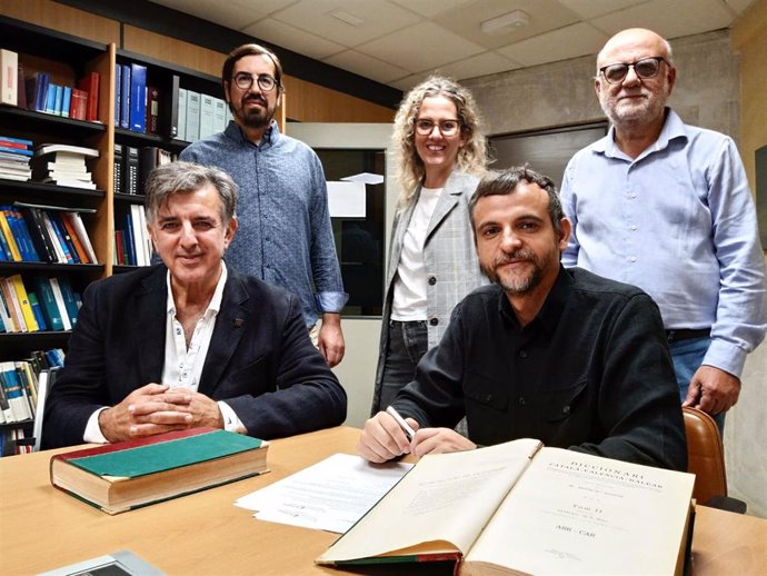 Cort y la Institución Francesc de Borja Moll firman un convenio para la digitalización del DCVB.
