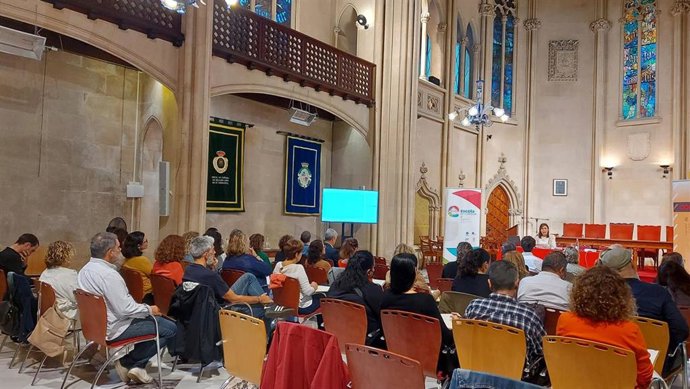 Profesionales en el etiquetado de alimentos reciben formación en materia de consumo.